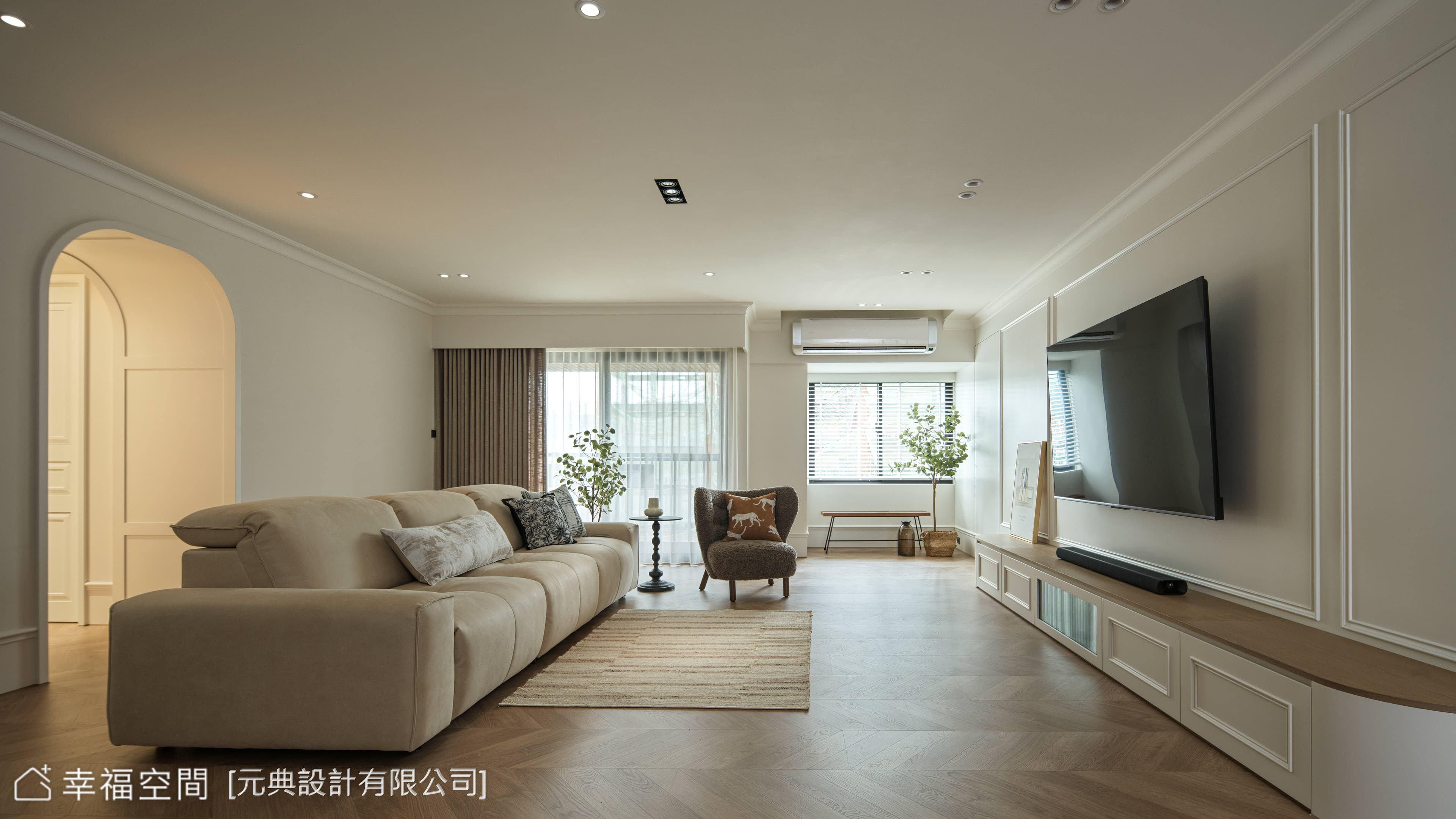 客廳淺色木質地板