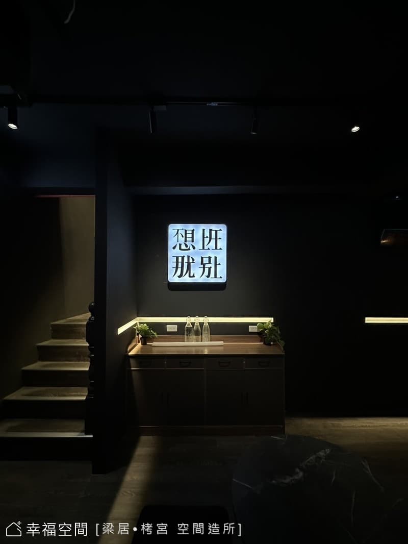 絕代芳華│在霓虹的縫隙裡，看見一座被重寫的香港│35坪