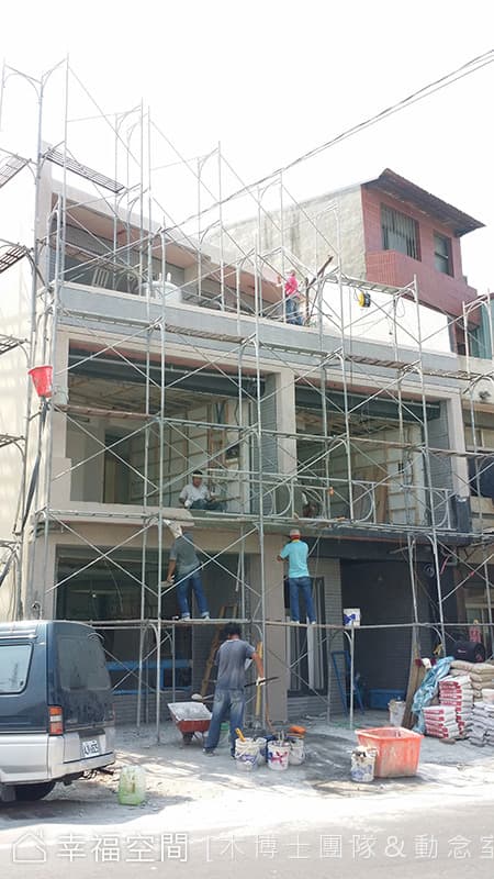 外牆施工中